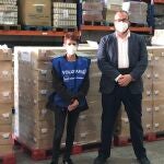 Julio Casado, director de Relaciones Externas de Mercadona en Castilla y León, junto con una voluntaria de los Bancos de Alimentos