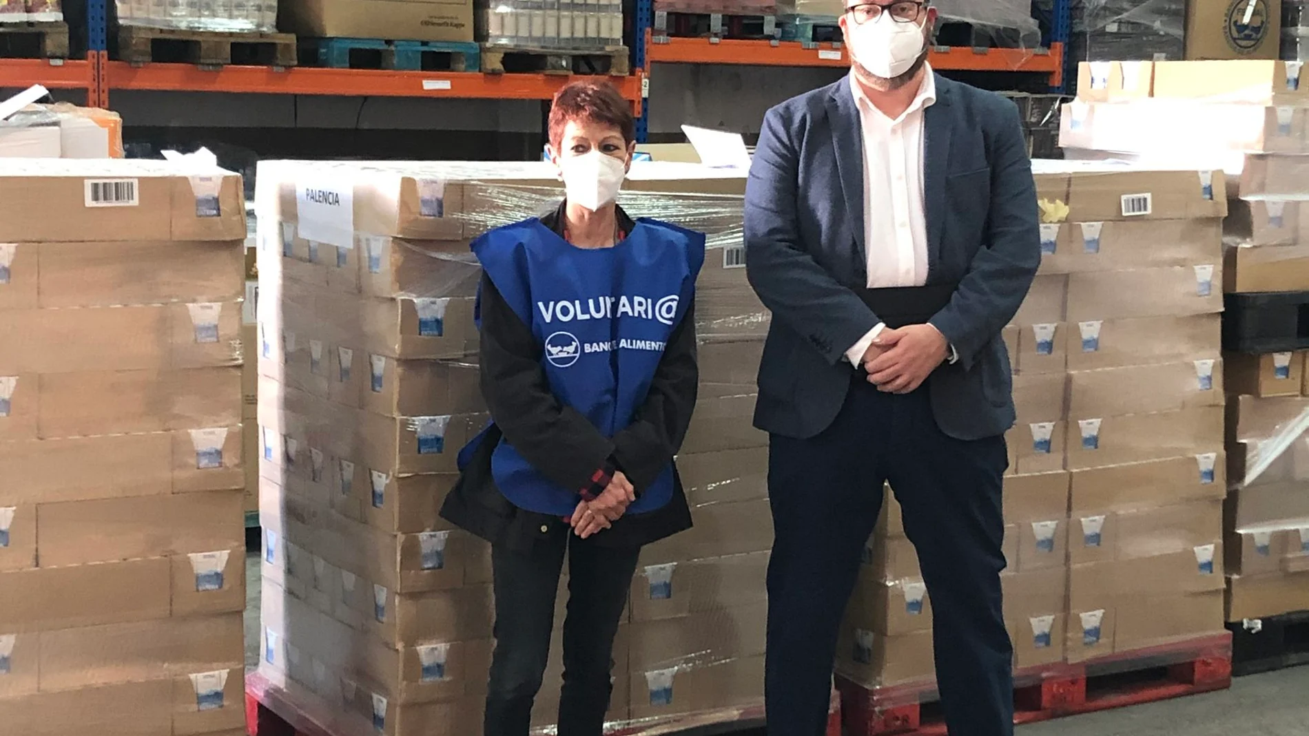 Julio Casado, director de Relaciones Externas de Mercadona en Castilla y León, junto con una voluntaria de los Bancos de Alimentos