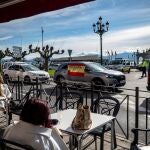 Hosteleros cántabros participan en una caravana de vehículos por las calles de Santander para protestar por la prórroga de cierre interior de los establecimientos.