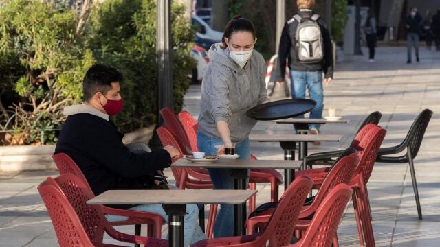 Una camarera de una cafetería sirve un café a un cliente este miércoles en Cartagena
