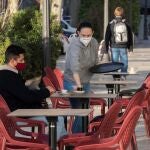 Una camarera de una cafetería sirve un café a un cliente este miércoles en Cartagena