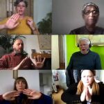 La entrenadora de canto Suzi Zumpe, arriba, la segunda por la izquierda, dirige un programa de rehabilitación para pacientes con Covid-19
