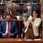 La presidenta de la Comunidad de Madrid, Isabel Díaz-Ayuso, muestra uno de los adoquines utilizados anoche en los destrozos en la Puerta del Sol.