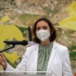 La ministra de Industria, Comercio y Turismo, Reyes Maroto, atiende a los medios ante un panel informativo durante su visita a los terrenos donde se ubicará el Parque Empresarial Megapark en Dos Hermanas (Sevilla)