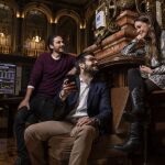 Javier Sanz, CEO de Ninety Nine (centro), junto a Jorge Andrés Lamas, inversor de la plataforma, y Covadonga Gómez, coordinadora de RR HH, todos millennials, posan en el corazón financiero de España, el Palacio de la Bolsa