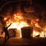 Un manifestante lanza objetos contra la policía durante los disturbios en Barcelona