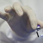 Una enfermera del Hospital Universitario de Cartagena prepara una dosis de la vacuna de Pfizer contra el nuevo coronavirus SARS-CoV-2