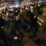 Varios agentes de la Policía Nacional contra los manifestantes durante la manifestación del pasado jueves contra el encarcelamiento del rapero y poeta Pablo Hasel