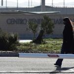 La diputada de Vox en el Congreso Macarena Olona, a su llegada al Centro Penitenciario Madrid VII, en la localidad de Estremera