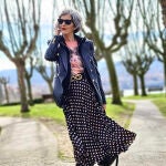 Carmen Gimeno con falda de lunares de Zara.