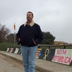 Emilio Santiago, de 63 años, posa para LA RAZÓN en Figueras, Girona, donde reside