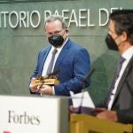 Eduardo Navarro (Izqda.), junto al presidente de Telefónica, José María Álvarez-Pallete
