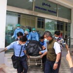Personal del hospital transporta el cuerpo de Mya Thwe Thwe Khaing, la joven que recibió un disparo en la cabeza en una protesta contra el golpe, en Naypyitaw, Myanmar, el 19 de febrero de 2021