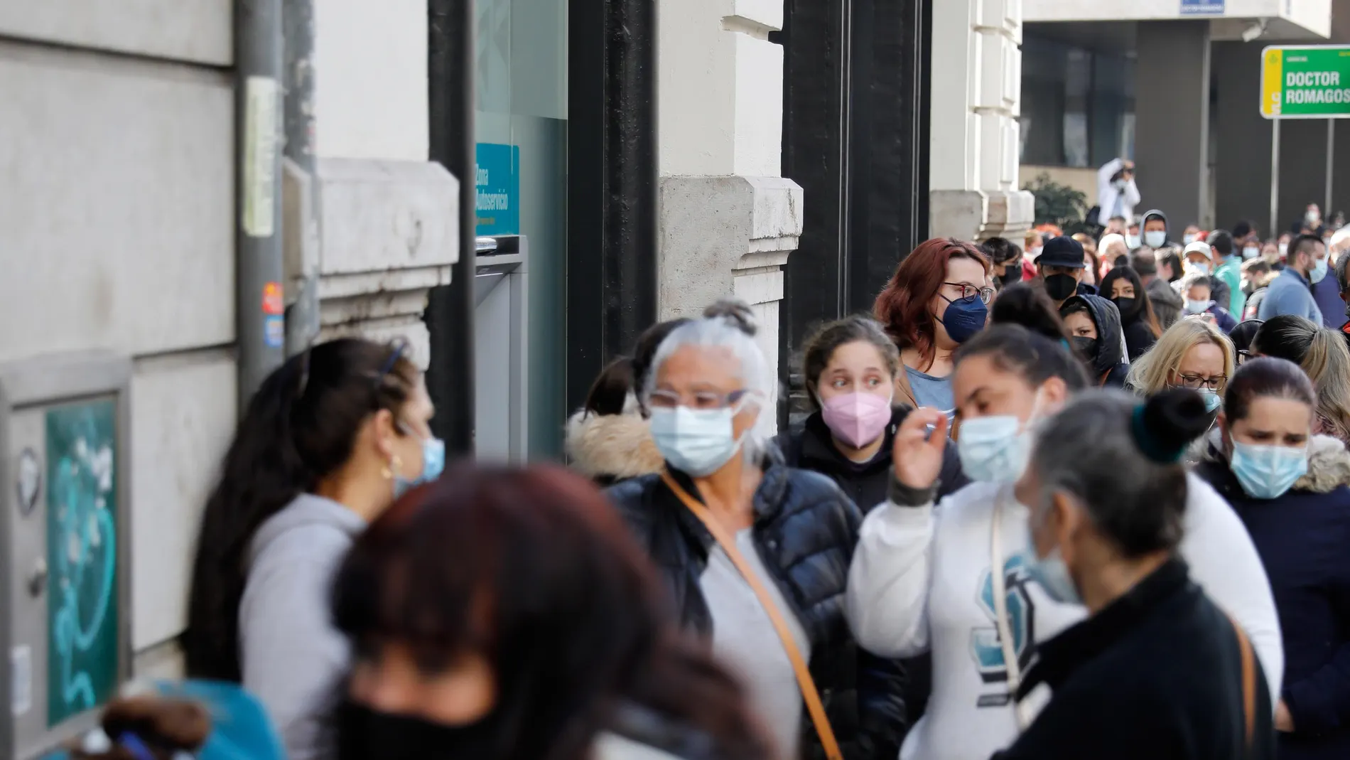 Con mas de 200 personas confirmadas, Esperanza Obrera ha repartido bolsas de comida en su local del centro de Valencia