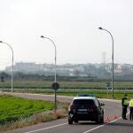 Las dieciséis grandes ciudades de la Comunitat Valenciana viven su cuarto fin de semana de cierre perimetral, por lo que entre las tres de la tarde del viernes y las seis de la mañana del lunes no se podrá entrar ni salir de ellas salvo por causas justificadas. En la imagen, una patrulla de Policía Nacional para a un ciclista en una de las salidas de Valencia.