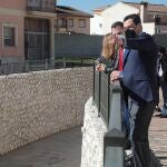 El presidente de la Junta de Andalucía, Juanma Moreno (d), y el alcalde del Padul (Granada), Manuel Villena, durante la visita realizada este viernes al municipio