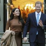 El príncipe Harry y Meghan Markle saliendo de Buckingham Palace (AP Photo/Frank Augstein, File)