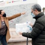 El conseller de Política Territorial, Obras Públicas y Movilidad, Arcadi España,(en la imagen, junto a la directora gerente de Ferrocarrils de la Generalitat, Anaïs Menguzzato) hace seguimiento de las obras en superficie de la L-10 de Metrovalencia en la avenida Antonio Ferrandis, junto a la futura parada de Ciutat de les Arts i les Ciències.