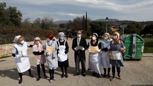 Varias vecinas de Galapagar se concentran vestidas de niñera en la puerta de la casa del vicepresidente del gobierno Pablo Iglesias, en una de las últimas protestas registradas. Fotografía Gonzalo Pérez Mata