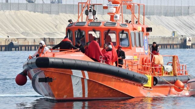 Salvamento Marítimo traslada a puerto a los inmigrantes
