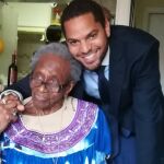 Ignacio Garriga junto a su abuela