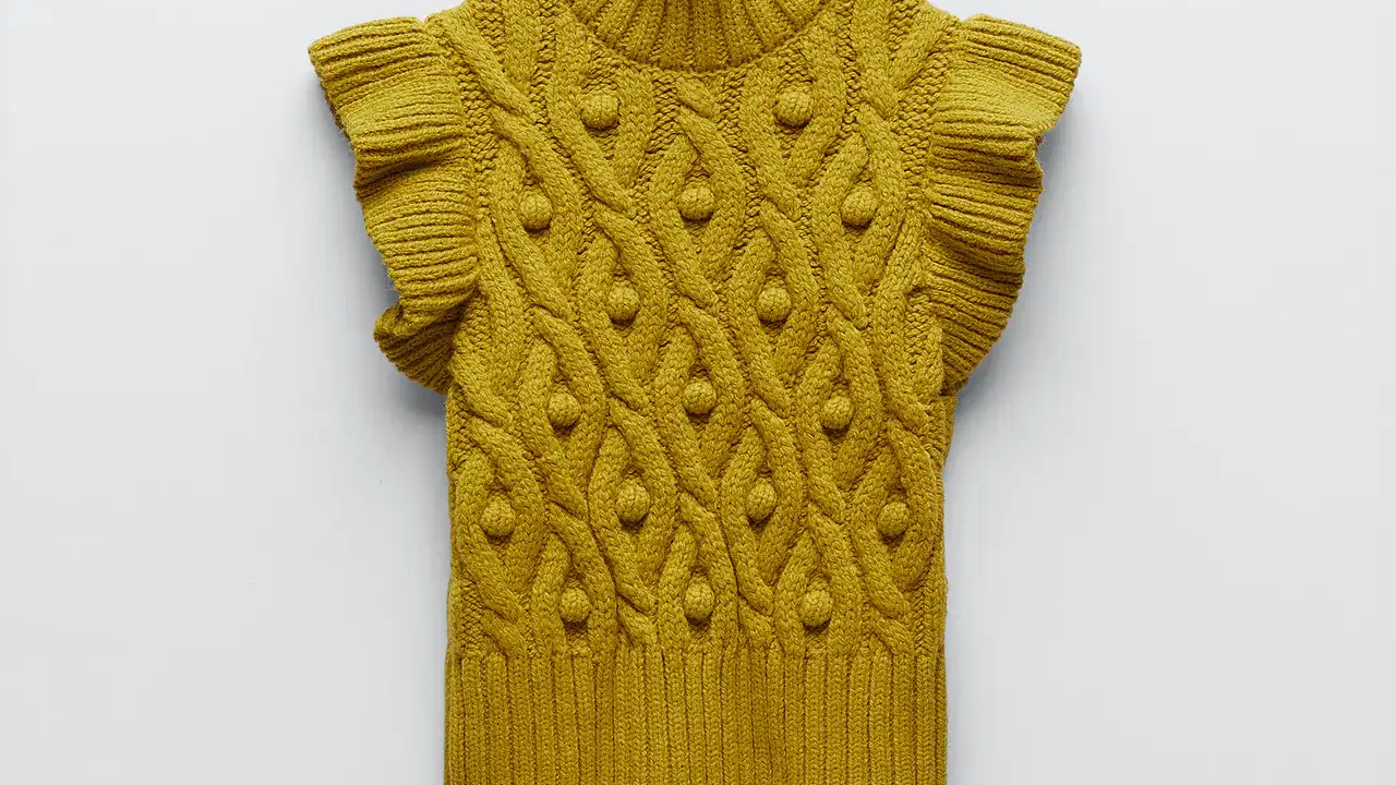 Chaleco punto pompones y volantes.