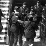 El vicepresidente y teniente general Gutiérrez Mellado es zarandeado por un grupo de guardias civiles, en presencia del teniente coronel Tejero (d), mientras el presidente Adolfo Suárez (i) intenta socorrerle. EFE/ARCHIVO/MANUEL HERNÁNDEZ DE LEON