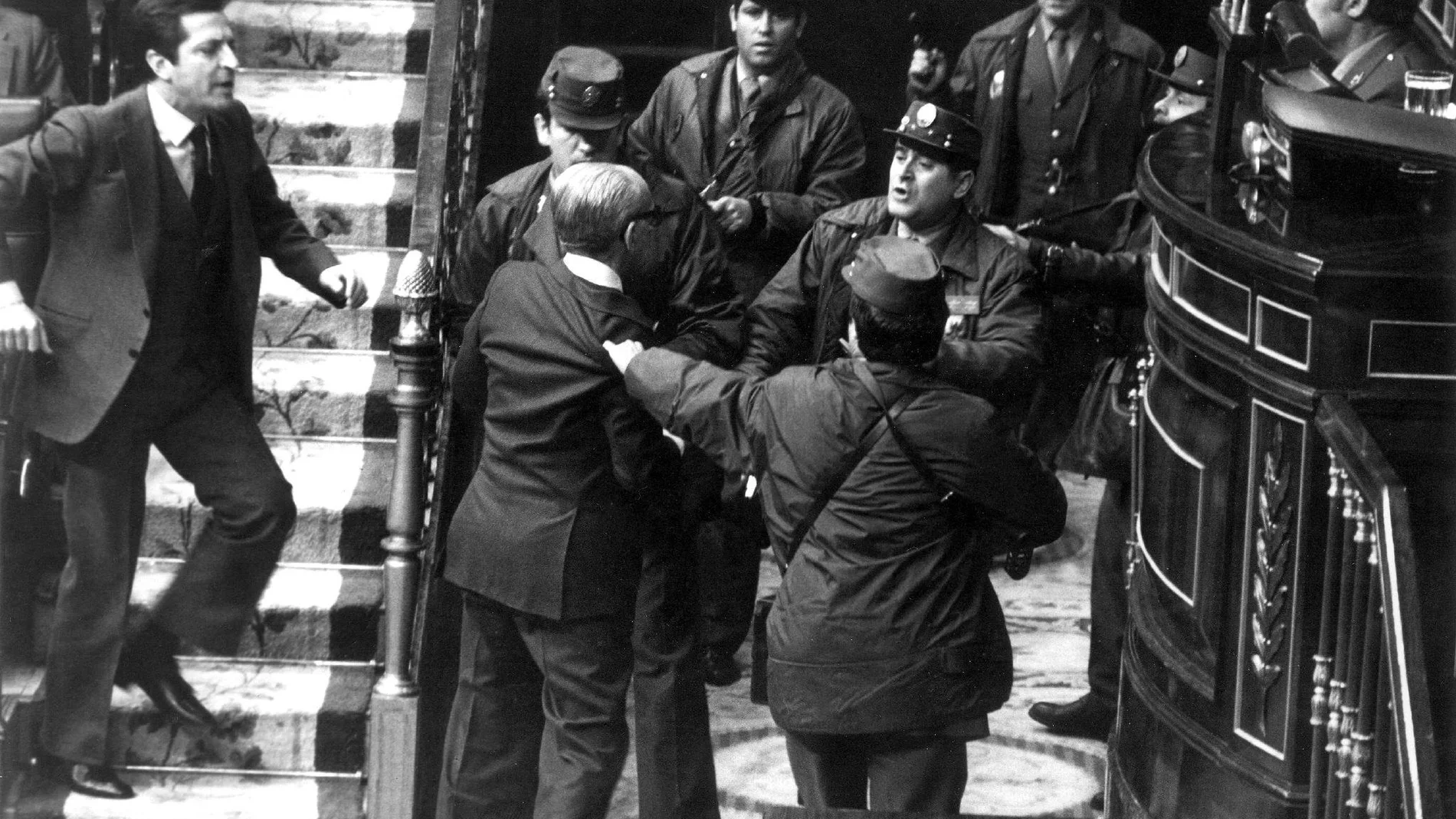 El vicepresidente y teniente general Gutiérrez Mellado es zarandeado por un grupo de guardias civiles, en presencia del teniente coronel Tejero (d), mientras el presidente Adolfo Suárez (i) intenta socorrerle. EFE/ARCHIVO/MANUEL HERNÁNDEZ DE LEON