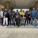Fotografía donde aparece el líder de la patrulla "Asians With Attitudes" (Asiáticos con carácter), Jimmy Bounpheng (2d), mientras posa junto al grupo de voluntarios de la patrulla