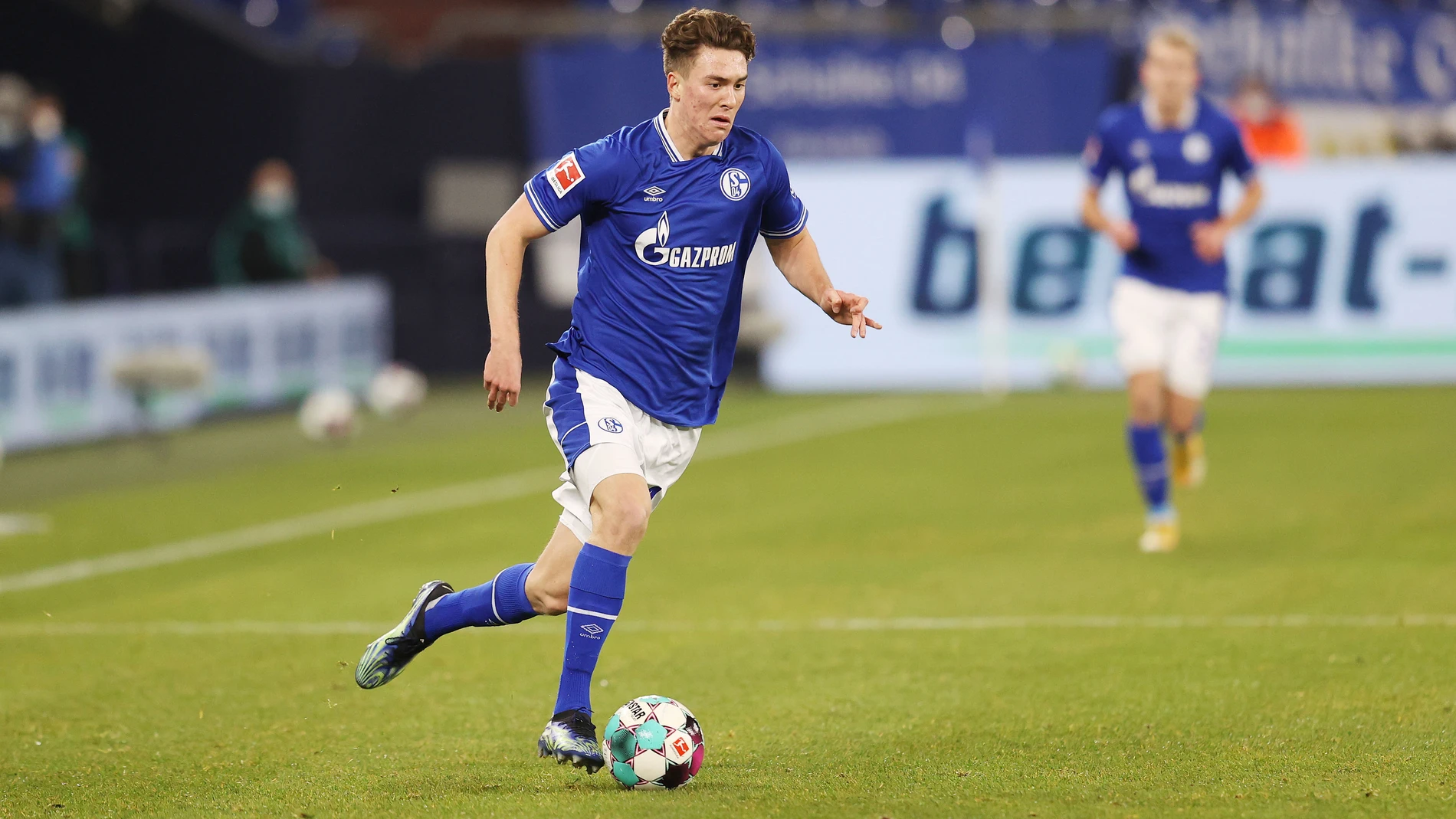 Matthew Hoppe con el Schalke.