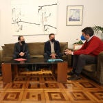 El presidente de la Diputación de Alicante aborda con el responsable de la entidad, Salvador Lucas, la urgencia de levantar el cierre que perjudica a 9.400 trabajadores del sector