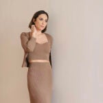 Tamara Falcó con conjunto de punto con falda midi.