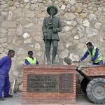 La estatua, durante el traslado que se llevó a cabo en 2005 a causa de unas obras