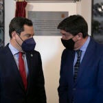 El presidente de la Junta de Andalucía, Juanma Moreno (i), junto al vicepresidente de la Junta, Juan Marín (d)