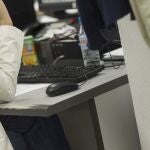 Imagen de archivo de una empleada en su puesto de trabajo
