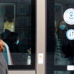 Viajeros del transporte público en Niza (Francia) con mascarilla