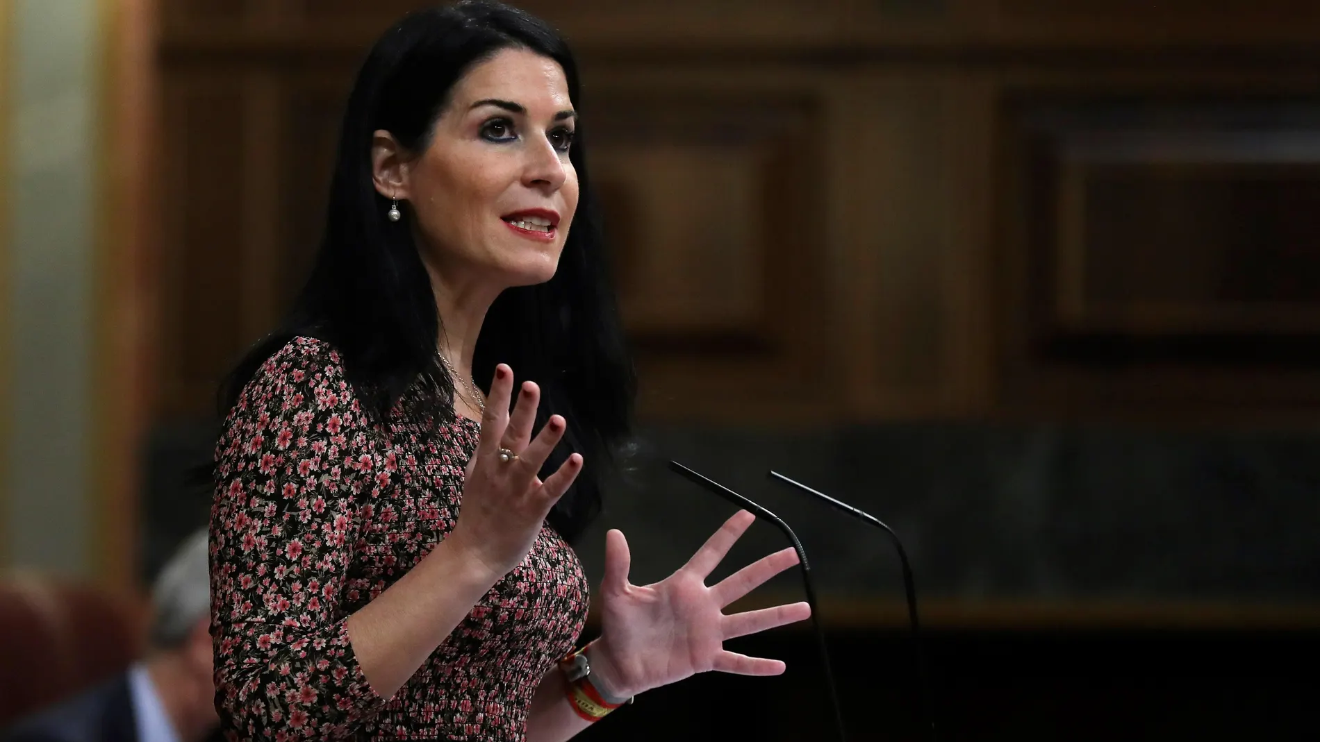 La diputada de VOX Carla Toscana interviene durante el pleno del Congreso de los Diputados