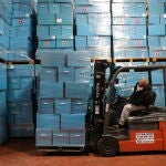 Un trabajador de la Comisión Central Electoral de Israel mueve las urnas de las próximas elecciones israelíes