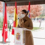 La alcaldesa socialista de Móstoles, Noelia Posse, durante un homenaje a los mayores del municipio