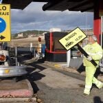 Un operario retira la señalización del peaje alavés de Armiñón de la autopista AP-1