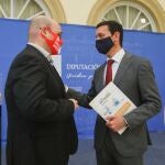 El presidente de la Diputación de Almería, Javier Aureliano García, junto al presidente de Ashal en funciones, Pedro Sánchez
