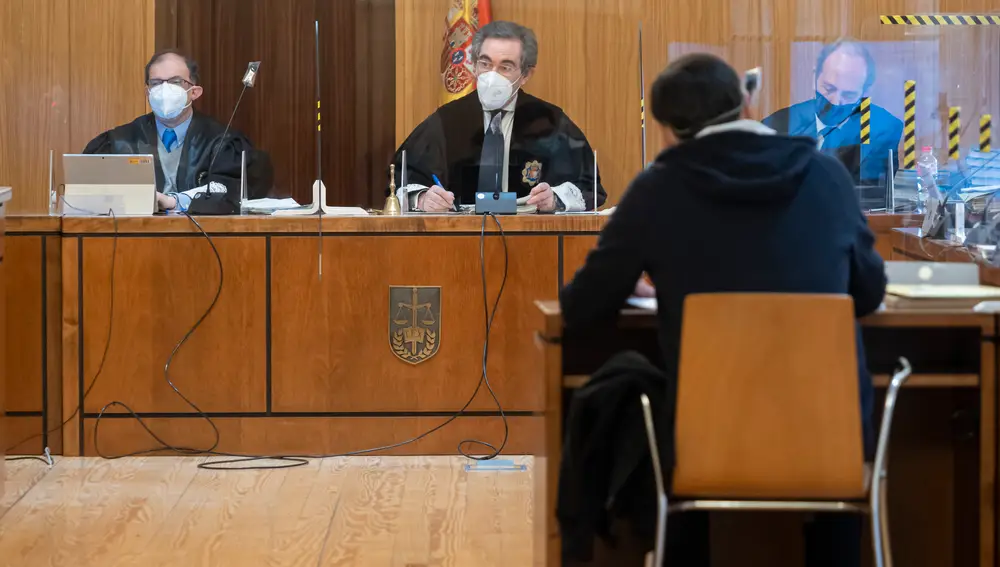 El expresidente de Asaja Valladolid, Lino Rodríguez, sentado en el banquillo de los acusado de la Audiencia Provincial durante el juicio de la ‘Operación Cebada', por la que se encuentra imputado, en Valladolid, Castilla y León (España), a 24 de febrero de 2021. El Juzgado de Instrucción 5 dictó en su día auto de imputación contra Lino Rodríguez, su mujer y otros dos ex cargos de Asaja de Valladolid y abrió procedimiento abreviado tras hallar indicios suficientes de irregularidades en la gestión de la organización y que los cuatro investigados habrían podido incurrir en apropiación indebida de miles de euros procedentes de subvenciones públicas para la formación de agricultores que fueron concedidas a una de las sociedades filiales de la organización, el Grupo Derco. Los cuatro procesados se enfrentan a penas que en su conjunto suman más de 26 años de cárcel y casi cuatro millones de indemnización, según recoge el escrito de calificac