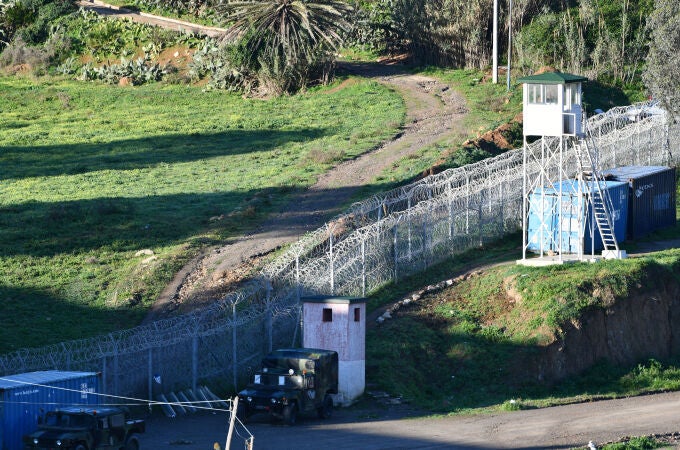Un tramo del vallado perimetral que separa España de Marruecos, en Ceuta Antonio Sempere / Europa Press
