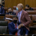 El consejero de Educación y Deportes, Javier Imbroda (d), saluda al vicepresidente de la Junta, Juan Marín