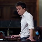 El portavoz de Más País en el Congreso Íñigo Errejón interviene en el pleno del Congreso en el que el presidente del Gobierno, Pedro Sánchez, dio cuenta de los datos y gestiones del Gobierno en relación a la aplicación del estado de alarma, este miércoles.