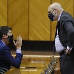 El vicepresidente de la Junta de Andalucía, Juan Marín (Cs) (i), conversa con el portavoz parlamentario de VOX, Alejandro Hernández, en el Pleno