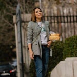 Tamara Falcó con el look más francés con baguettes incluídas.