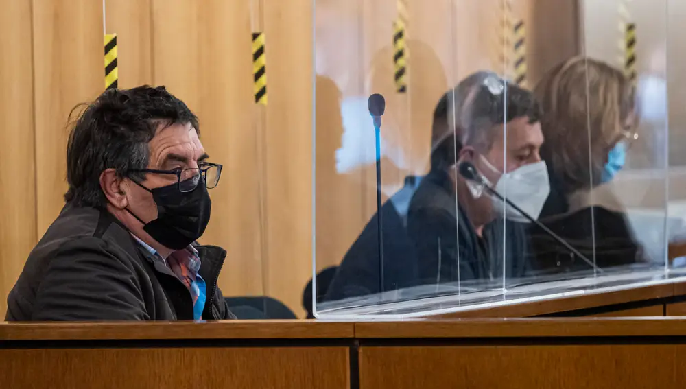 El ex vicepresidente de Asaja Valladolid, Gerardo Rico (i), sentado en el banquillo de los acusados de la Audiencia Provincial durante el juicio de la ‘Operación Cebada', por la que se encuentra imputado, en Valladolid, Castilla y León (España), a 24 de febrero de 2021. El Juzgado de Instrucción 5 dictó en su día auto de imputación contra Lino Rodríguez, su mujer y otros dos ex cargos de Asaja de Valladolid y abrió procedimiento abreviado tras hallar indicios suficientes de irregularidades en la gestión de la organización y que los cuatro investigados habrían podido incurrir en apropiación indebida de miles de euros procedentes de subvenciones públicas para la formación de agricultores que fueron concedidas a una de las sociedades filiales de la organización, el Grupo Derco. Los cuatro procesados se enfrentan a penas que en su conjunto suman más de 26 años de cárcel y casi cuatro millones de indemnización, según recoge el escrito de cal