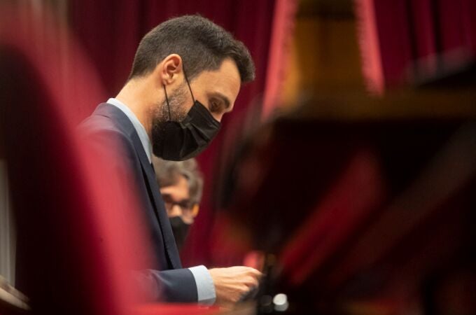 El aún presidente de la cámara catalana, Roger Torrent al inicio de la sesión de la Diputación Permanente del Parlament celebrada este miércoles