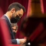 El aún presidente de la cámara catalana, Roger Torrent al inicio de la sesión de la Diputación Permanente del Parlament celebrada este miércoles